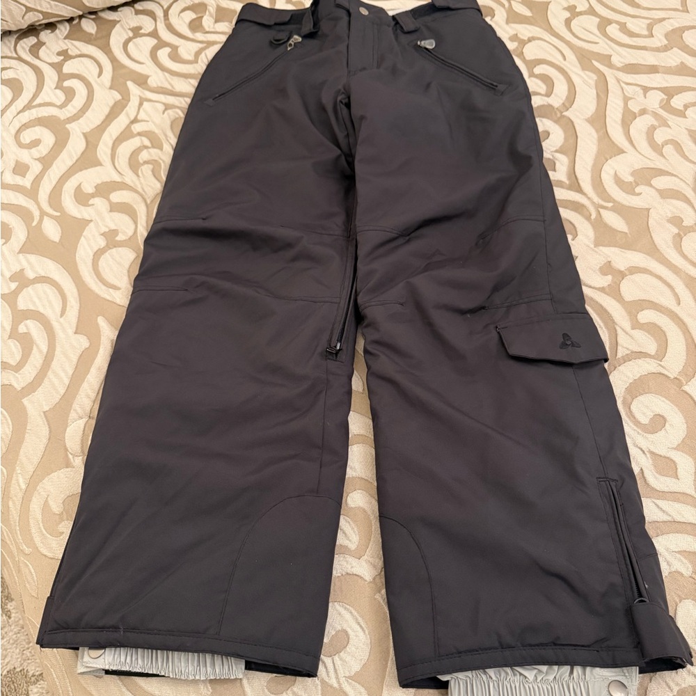 Turbine: Girls board wear . size medium . black